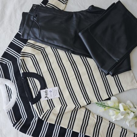 Suéter de punto o tejido de manga larga con rayas finas. Cuello redondo. Disponible en beige/marrón y blanco/negro. Jessi Boutique