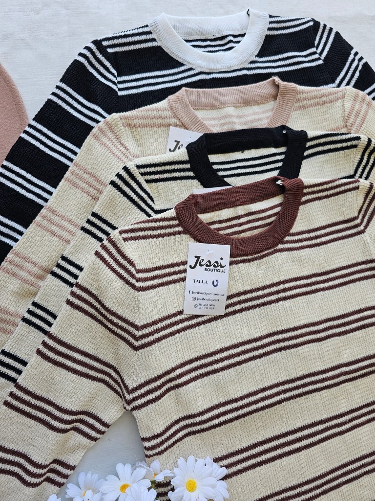 Suéter de punto o tejido de manga larga con rayas finas. Cuello redondo. Disponible en beige/marrón y blanco/negro. Jessi Boutique
