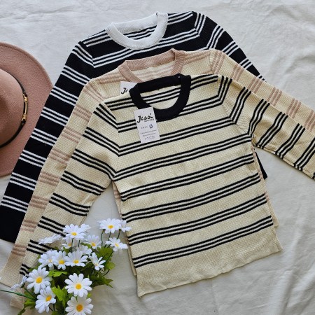 Suéter de punto o tejido de manga larga con rayas finas. Cuello redondo. Disponible en beige/marrón y blanco/negro. Jessi Boutique