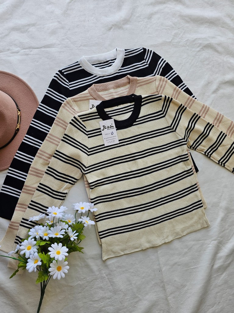 Suéter de punto o tejido de manga larga con rayas finas. Cuello redondo. Disponible en beige/marrón y blanco/negro. Jessi Boutique
