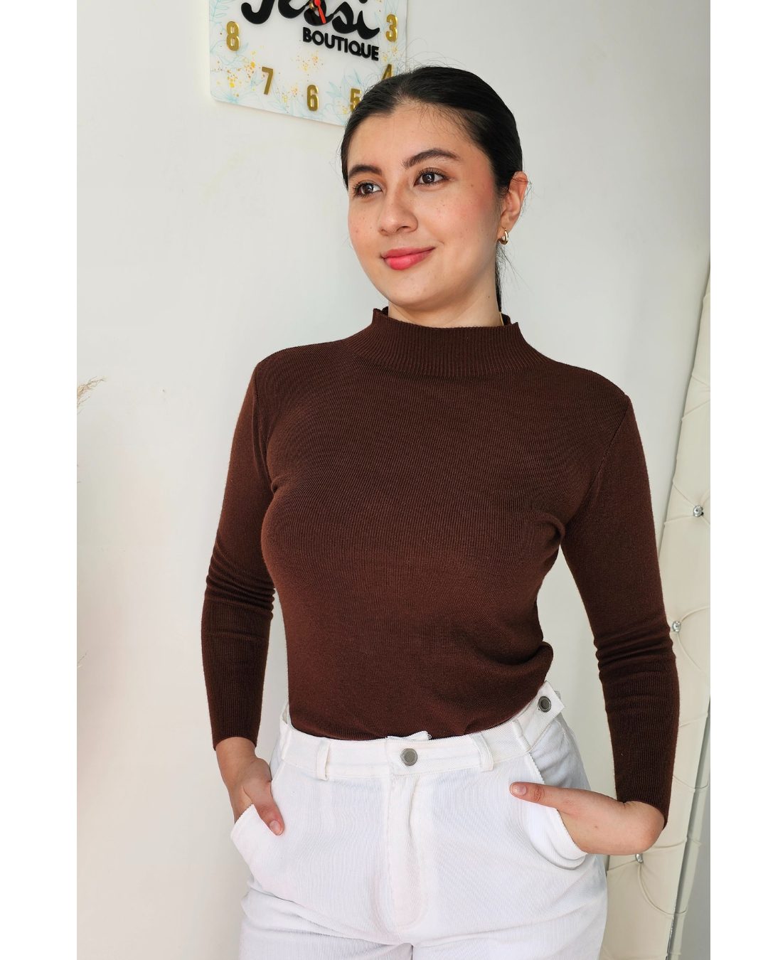 tejido de punto de manga larga con cuello tortuga (alto) bajo. Disponible en marrón, beige, negro, blanco y rojo. Talla única. Jessi Boutique.