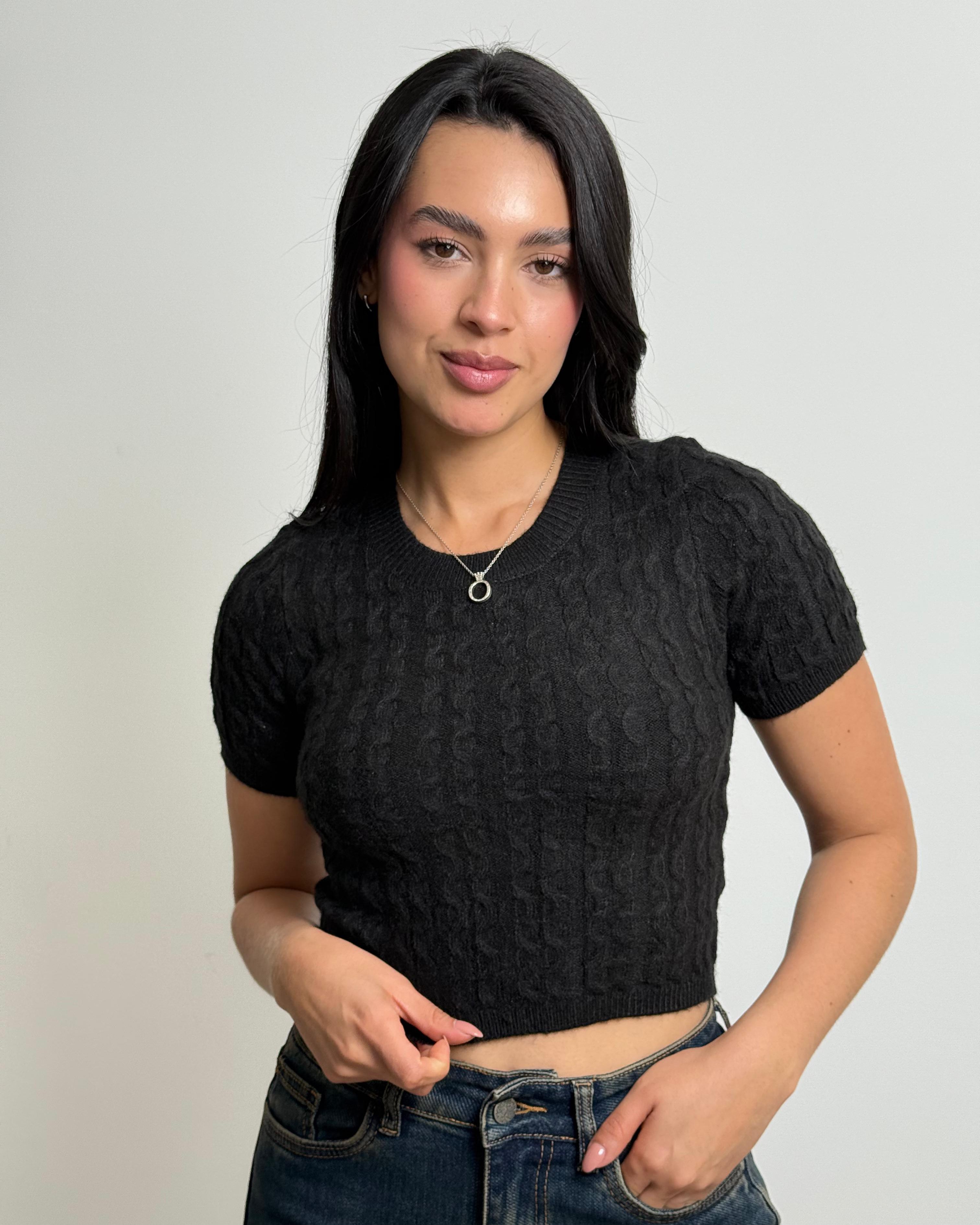 Top tejido de punto con patrón de trenzas o cable knit. Manga corta y cuello redondo. Disponible en 5 colores neutros. Jessi Boutique.