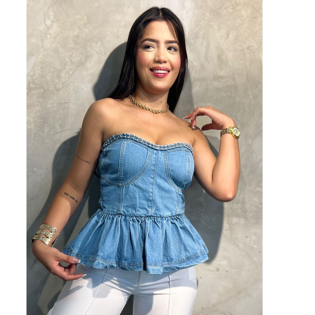Top bustier strapless de tela denim o jean claro con costuras de corset y volante peplum. Espalda con nido de abeja elástico. Jessi Boutique.