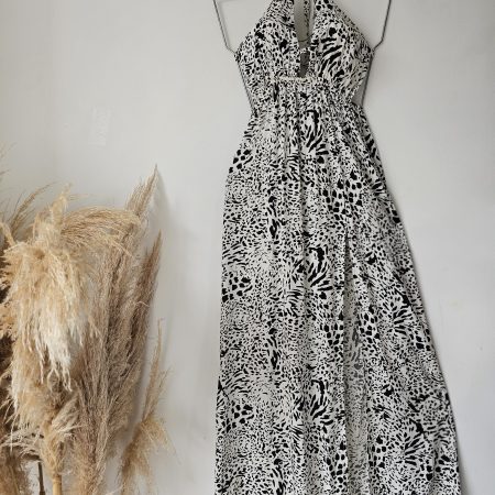 Vestido maxi o largo de chalis estampado animal print leopardo, escote halter y abertura frontal. Espalda descubierta. Talla única. Jessi Boutique.
