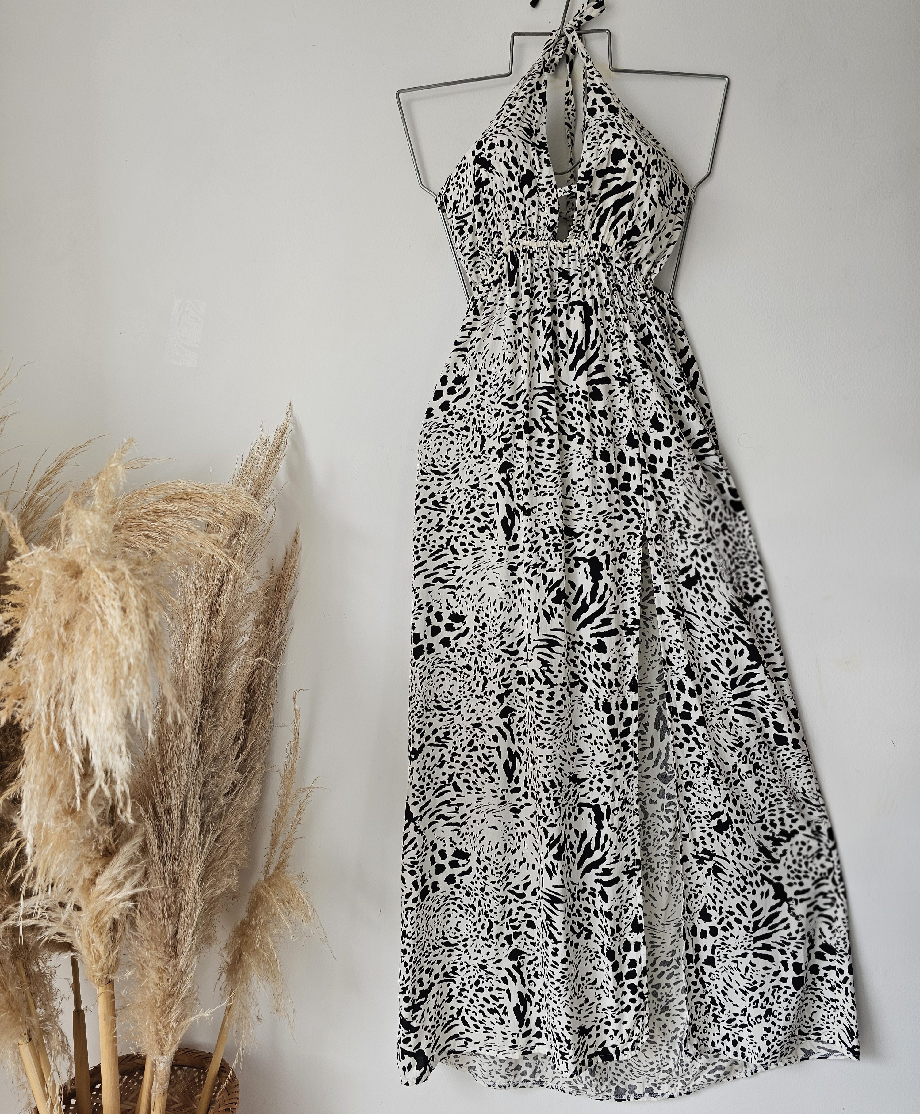 Vestido maxi o largo de chalis estampado animal print leopardo, escote halter y abertura frontal. Espalda descubierta. Talla única. Jessi Boutique.