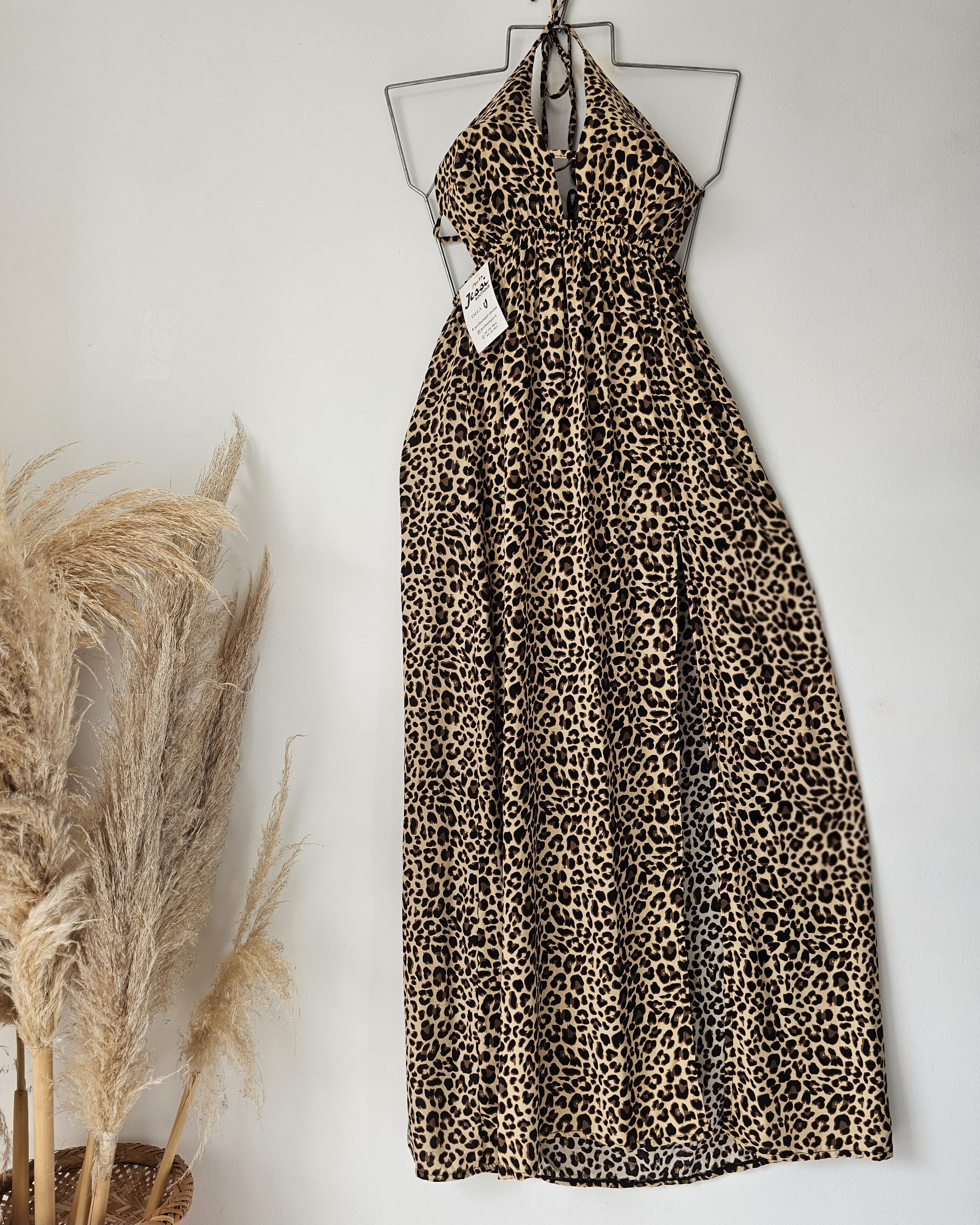 Vestido maxi o largo de chalis estampado animal print leopardo, escote halter y abertura frontal. Espalda descubierta. Talla única. Jessi Boutique.