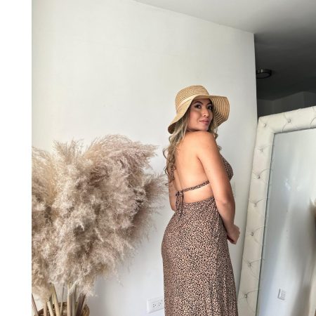 Vestido maxi o largo de chalis estampado animal print leopardo, escote halter y abertura frontal. Espalda descubierta. Talla única. Jessi Boutique.
