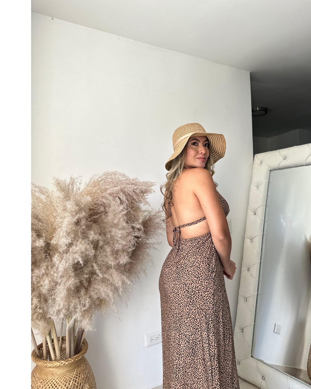 Vestido maxi o largo de chalis estampado animal print leopardo, escote halter y abertura frontal. Espalda descubierta. Talla única. Jessi Boutique.