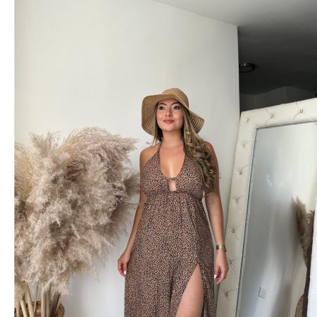 Vestido maxi o largo de chalis estampado animal print leopardo, escote halter y abertura frontal. Espalda descubierta. Talla única. Jessi Boutique.