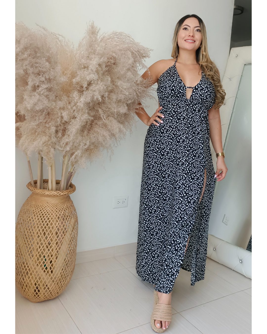 Vestido maxi o largo de chalis estampado animal print leopardo, escote halter y abertura frontal. Espalda descubierta. Talla única. Jessi Boutique.