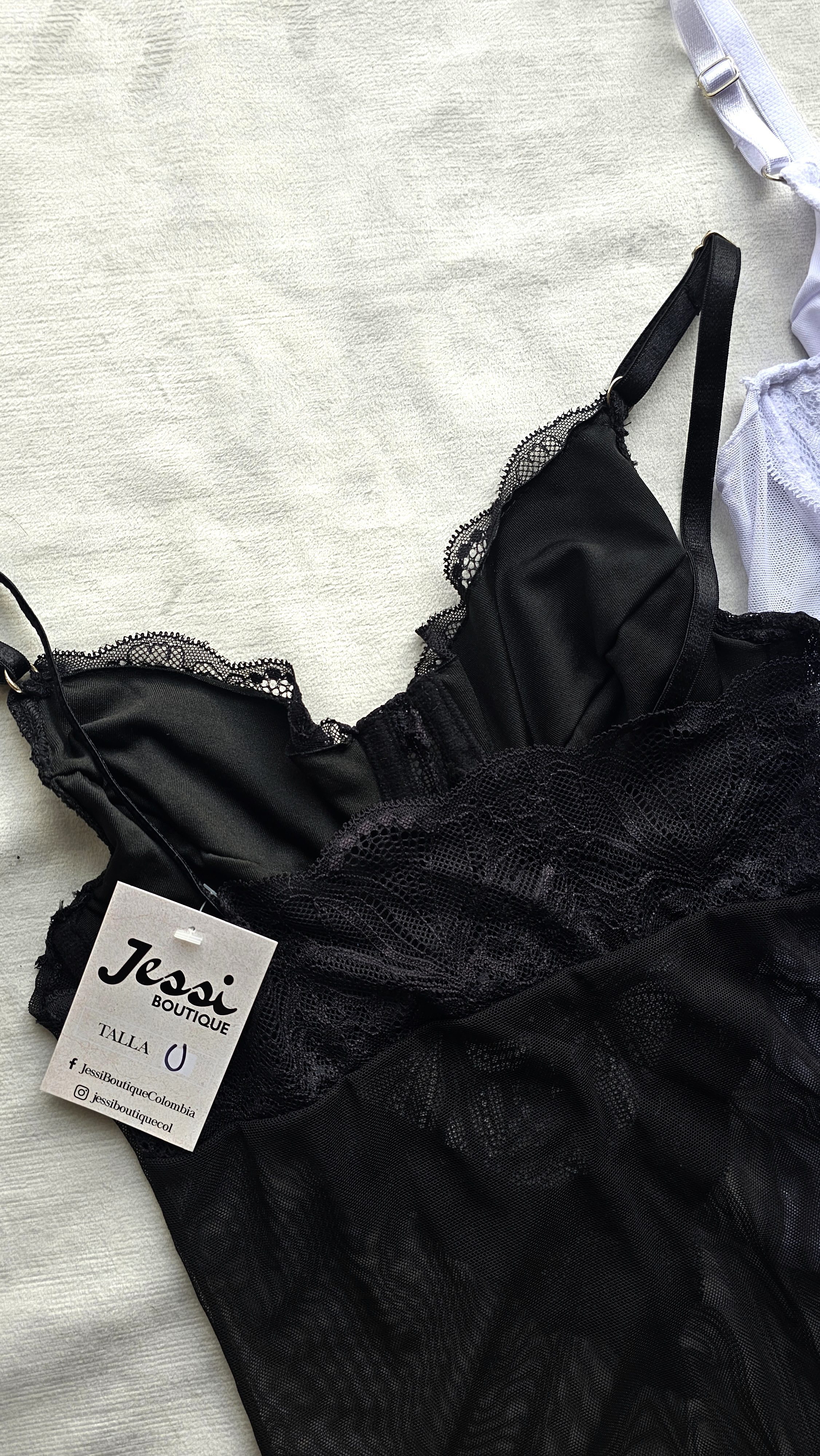 Body bustier negro y blanco de encaje floral y malla transparente. Copas con aros y tirantes ajustables. Ideal para S y M. Jessi Boutique.