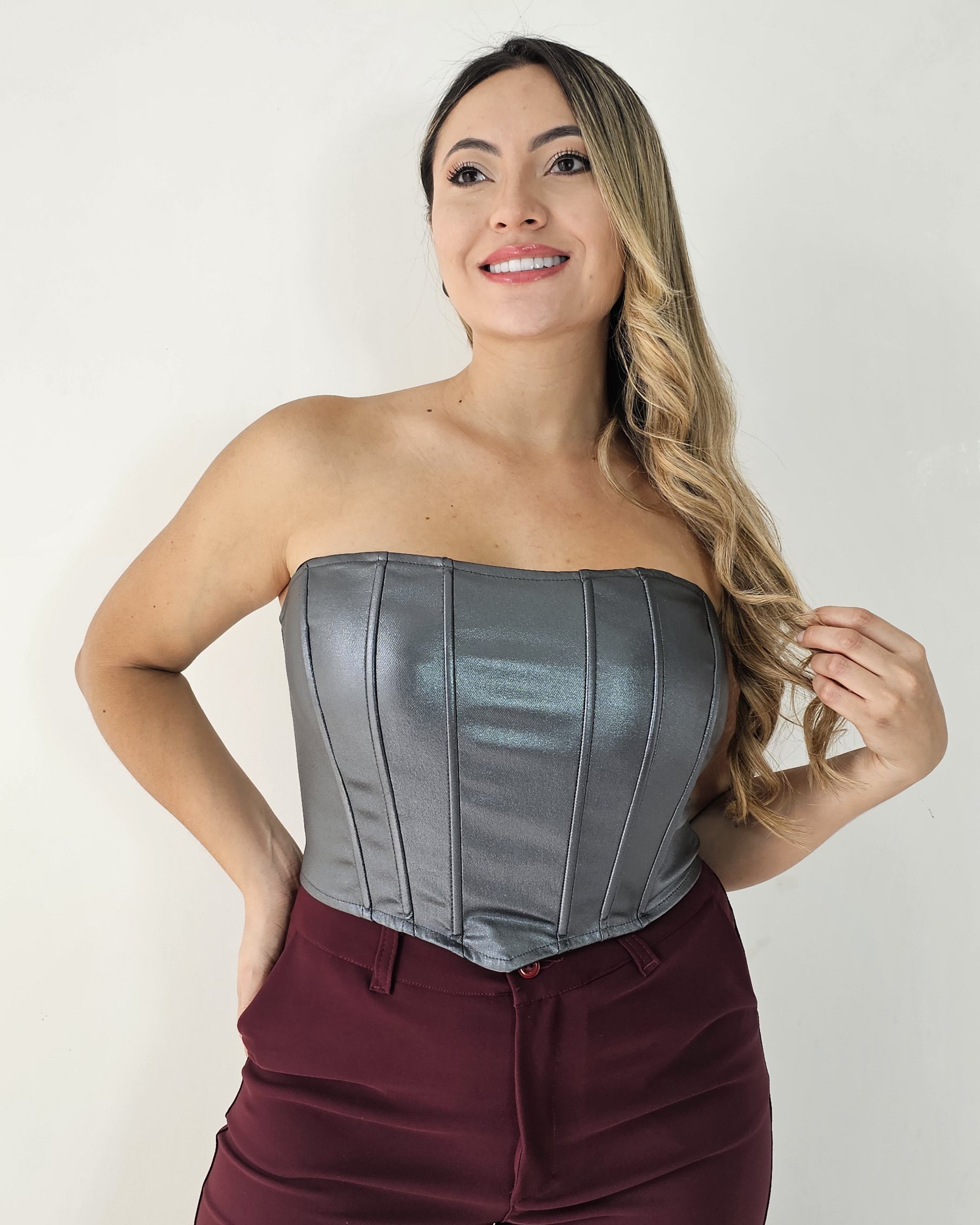 corset bustier strapless crop top gris metálico mate. varillas de soporte y cremallera trasera. talla única para sm stretch. ideal para fiestas y looks de impacto. jessi boutique.