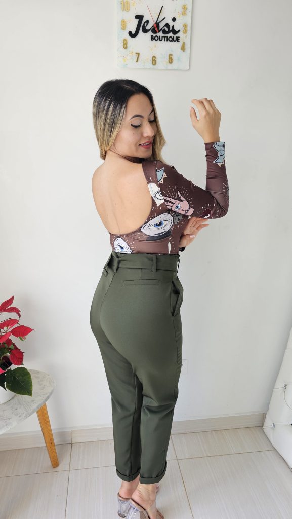Pantalón sastre tiro alto paper bag con cinturón de hebilla. Lino tela gruesa. Disponible en gris, marrón, rojo, verde militar y más colores. Tallas S a XL. Jessi Boutique.