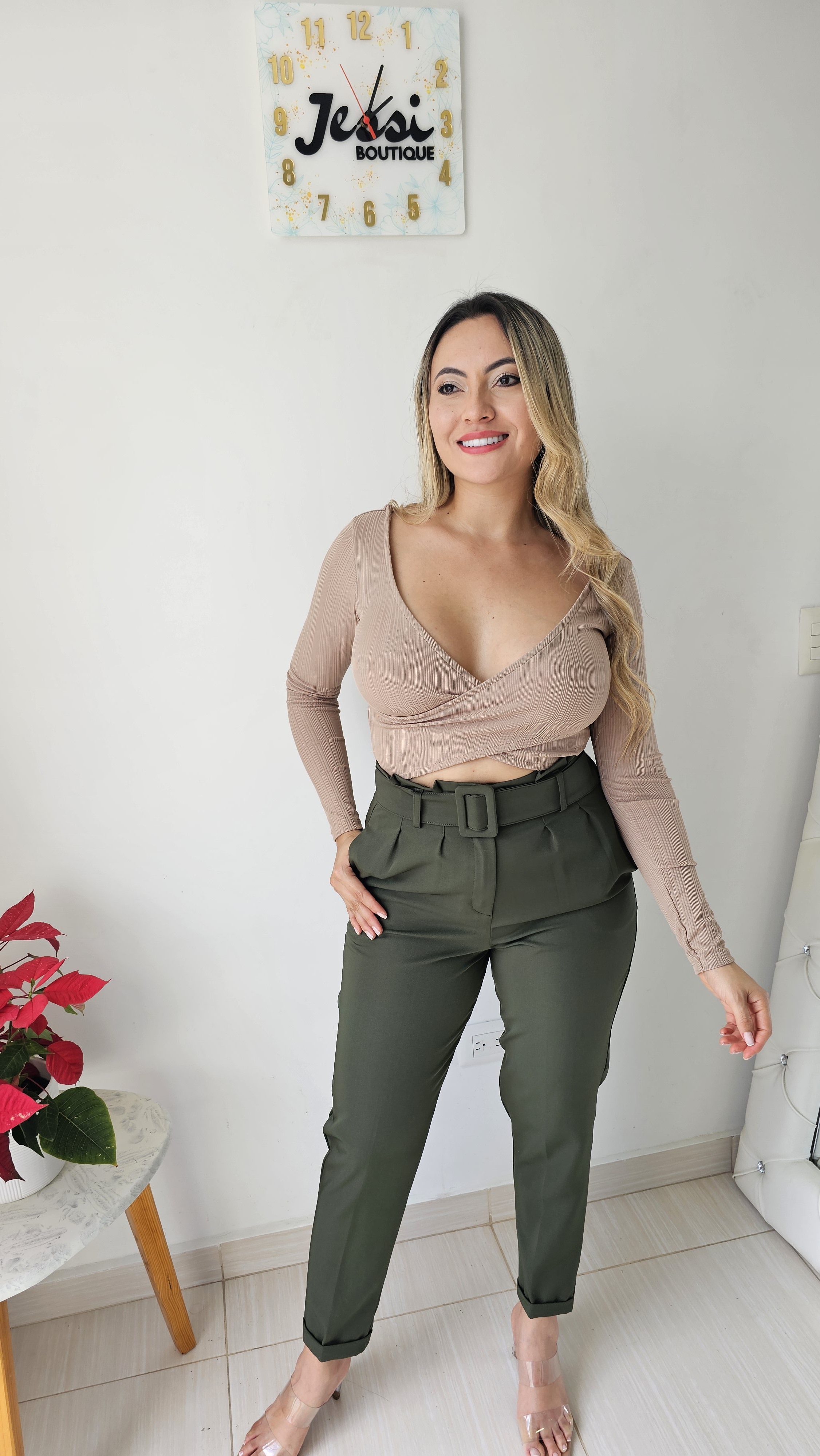 Pantalón sastre tiro alto paper bag con cinturón de hebilla. Lino tela gruesa. Disponible en gris, marrón, rojo, verde militar y más colores. Tallas S a XL. Jessi Boutique.