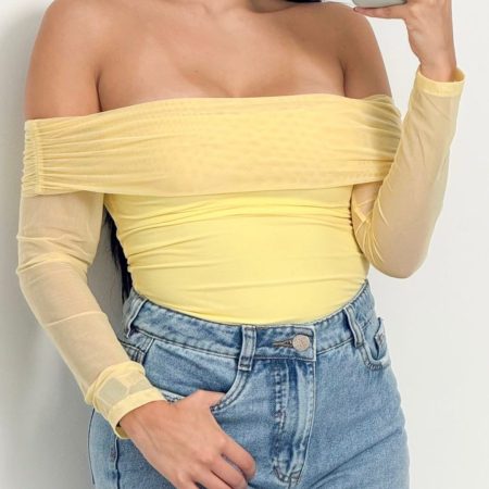 Blusa para mujer en mallatex blanca de hombros caídos con forro frontal y mangas largas. Detalle de puño funcional de dos posiciones. Disponible en colores blanco, rojo, negro y tierra. Talla única. Jessi Boutique.