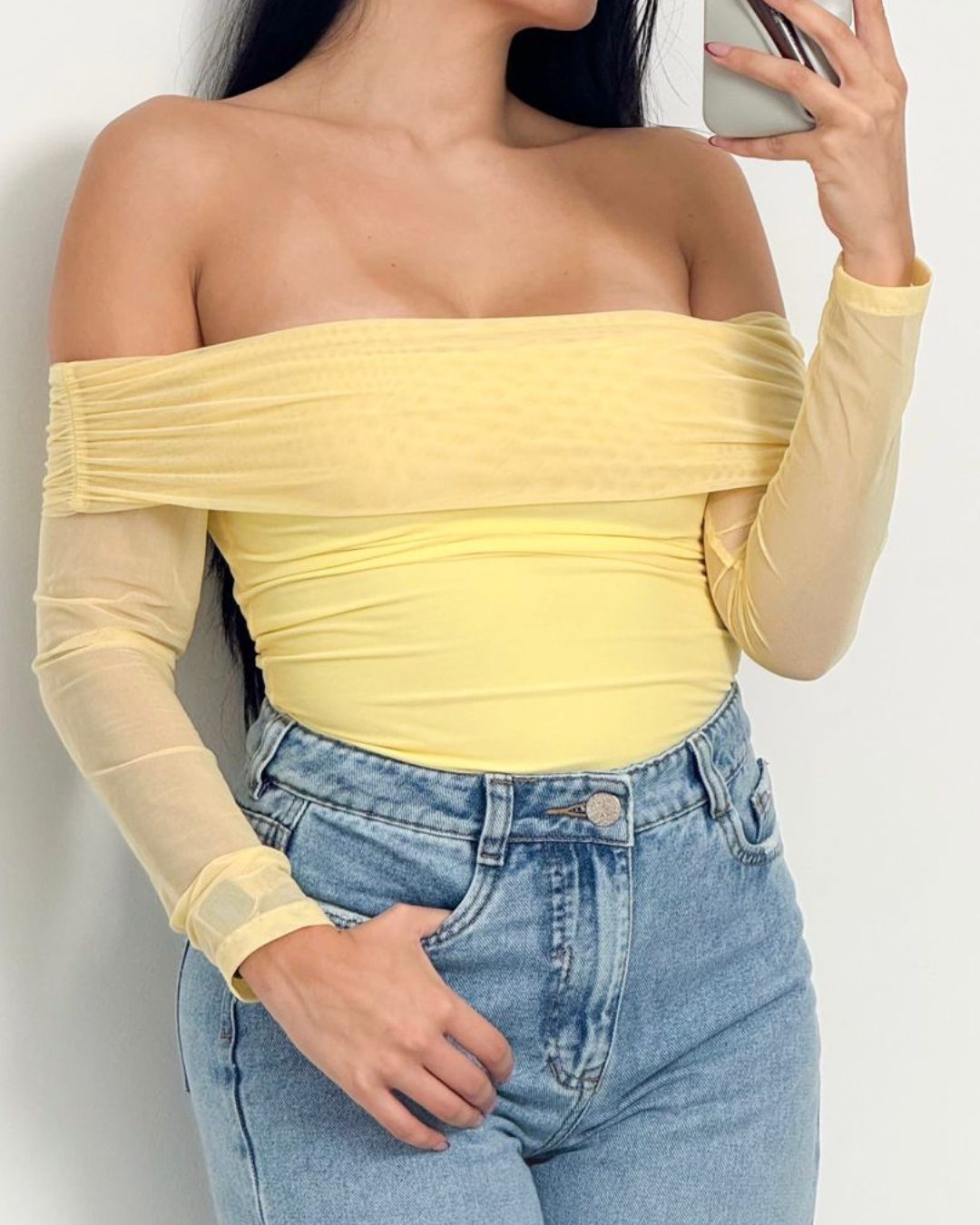 Blusa para mujer en mallatex blanca de hombros caídos con forro frontal y mangas largas. Detalle de puño funcional de dos posiciones. Disponible en colores blanco, rojo, negro y tierra. Talla única. Jessi Boutique.