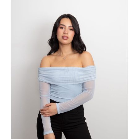 Blusa para mujer en mallatex blanca de hombros caídos con forro frontal y mangas largas. Detalle de puño funcional de dos posiciones. Disponible en colores blanco, rojo, negro y tierra. Talla única. Jessi Boutique.