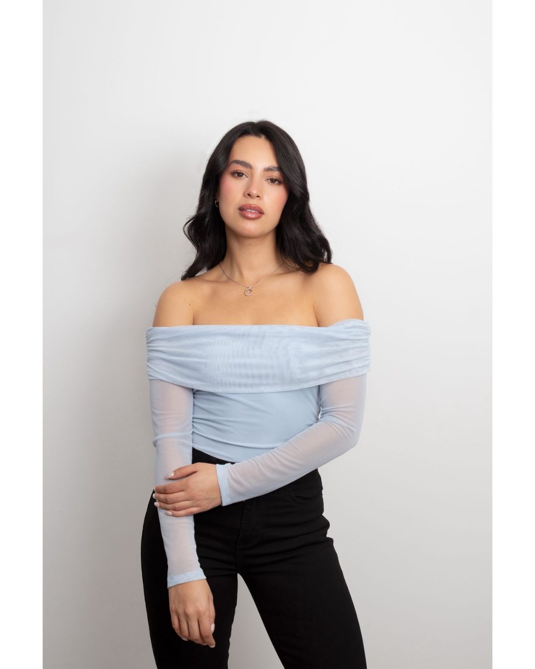 Blusa para mujer en mallatex blanca de hombros caídos con forro frontal y mangas largas. Detalle de puño funcional de dos posiciones. Disponible en colores blanco, rojo, negro y tierra. Talla única. Jessi Boutique.