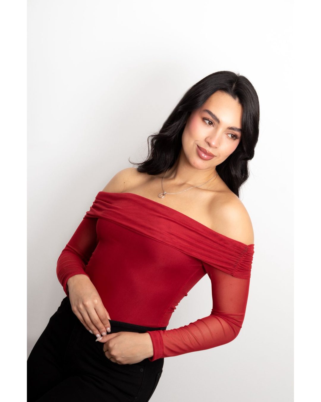 Blusa para mujer en mallatex blanca de hombros caídos con forro frontal y mangas largas. Detalle de puño funcional de dos posiciones. Disponible en colores blanco, rojo, negro y tierra. Talla única. Jessi Boutique.