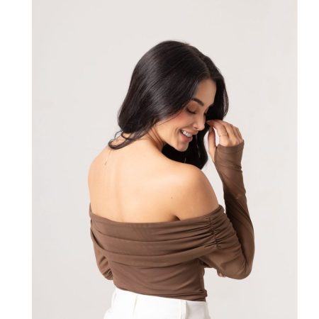 Blusa para mujer en mallatex blanca de hombros caídos con forro frontal y mangas largas. Detalle de puño funcional de dos posiciones. Disponible en colores blanco, rojo, negro y tierra. Talla única. Jessi Boutique.