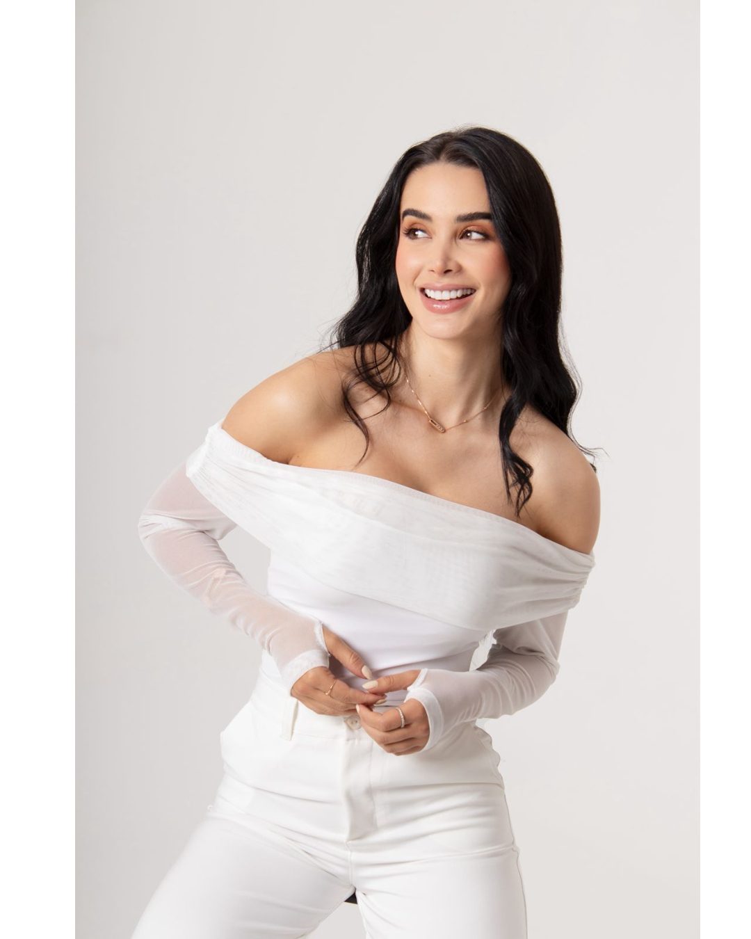 Blusa para mujer en mallatex blanca de hombros caídos con forro frontal y mangas largas. Detalle de puño funcional de dos posiciones. Disponible en colores blanco, rojo, negro y tierra. Talla única. Jessi Boutique.