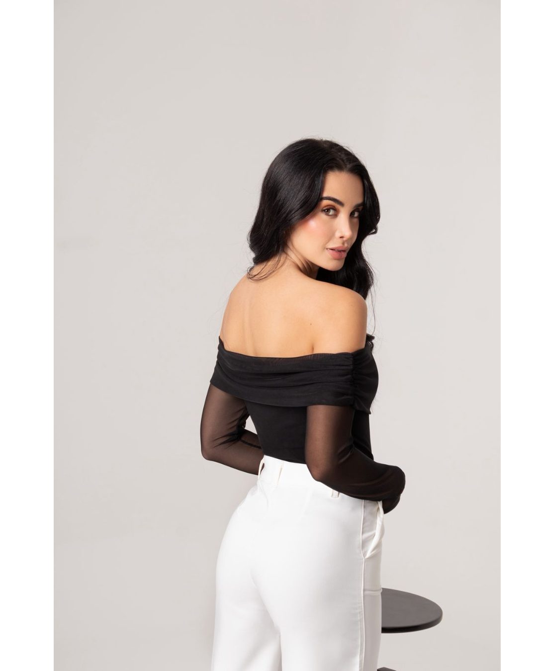 Blusa para mujer en mallatex blanca de hombros caídos con forro frontal y mangas largas. Detalle de puño funcional de dos posiciones. Disponible en colores blanco, rojo, negro y tierra. Talla única. Jessi Boutique.
