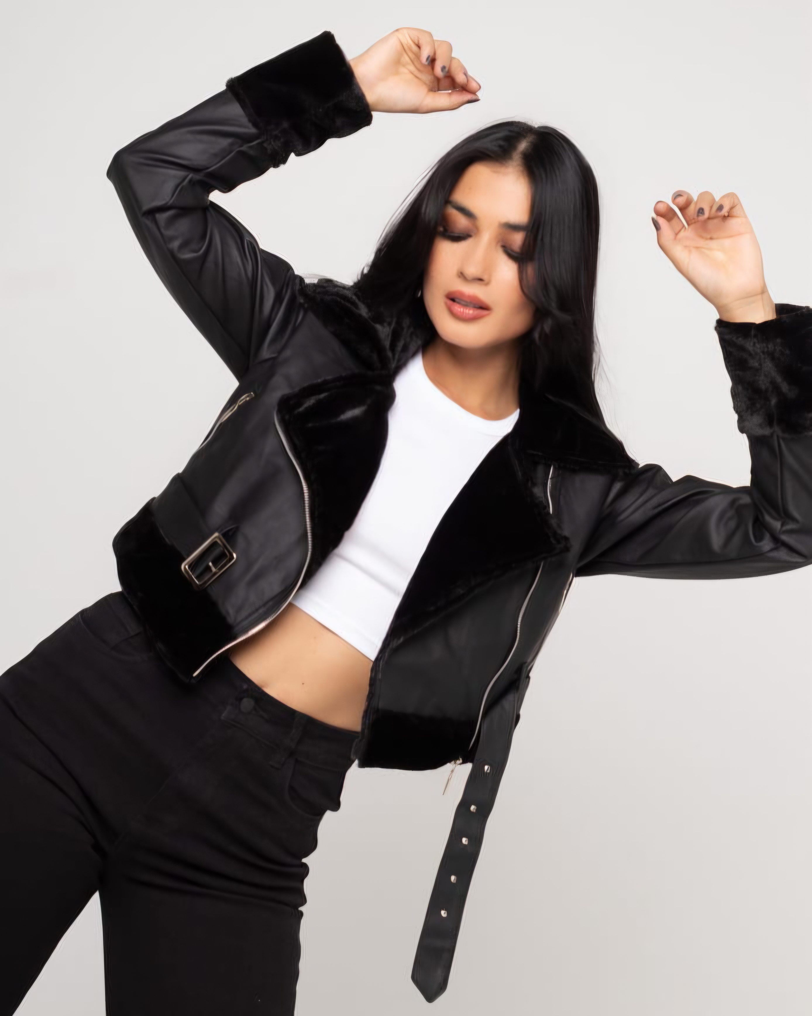haqueta aviadora para mujer en ecocuero negro con forro de PELUCHE blanco o negro. Biker de invierno con solapas anchas de piel sintética, correas ajustables y cremalleras metálicas funcionales. Chaqueta térmica de lujo. Jessi Boutique.