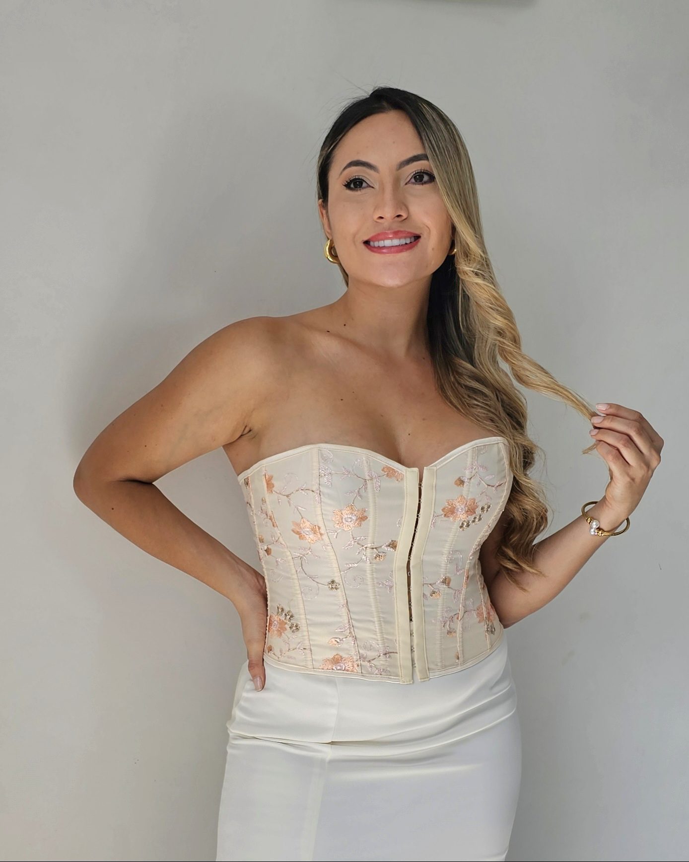 corset bustier strapless color beige/blanco con bordado floral y varillas de soporte. ajustable en la espalda con cordones (lacing). tallas s, m, l, xl. jessi boutiqu