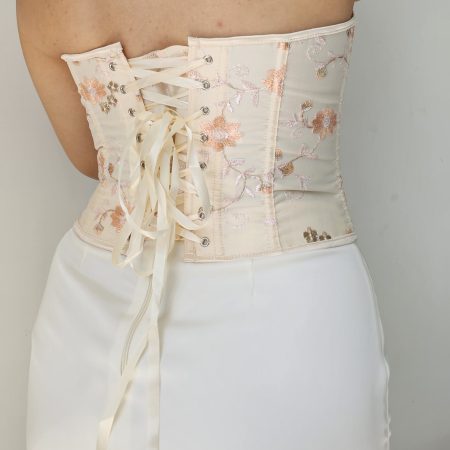 corset bustier strapless color beige/blanco con bordado floral y varillas de soporte. ajustable en la espalda con cordones (lacing). tallas s, m, l, xl. jessi boutiqu