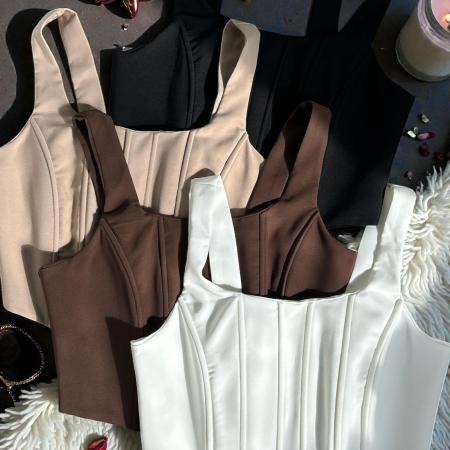 Top corset ajustado de lino Cafe con cuello cuadrado y varillas internas. Cierre de cremallera en la espalda. Ideal para looks formales y de noche. Jessi Boutique.