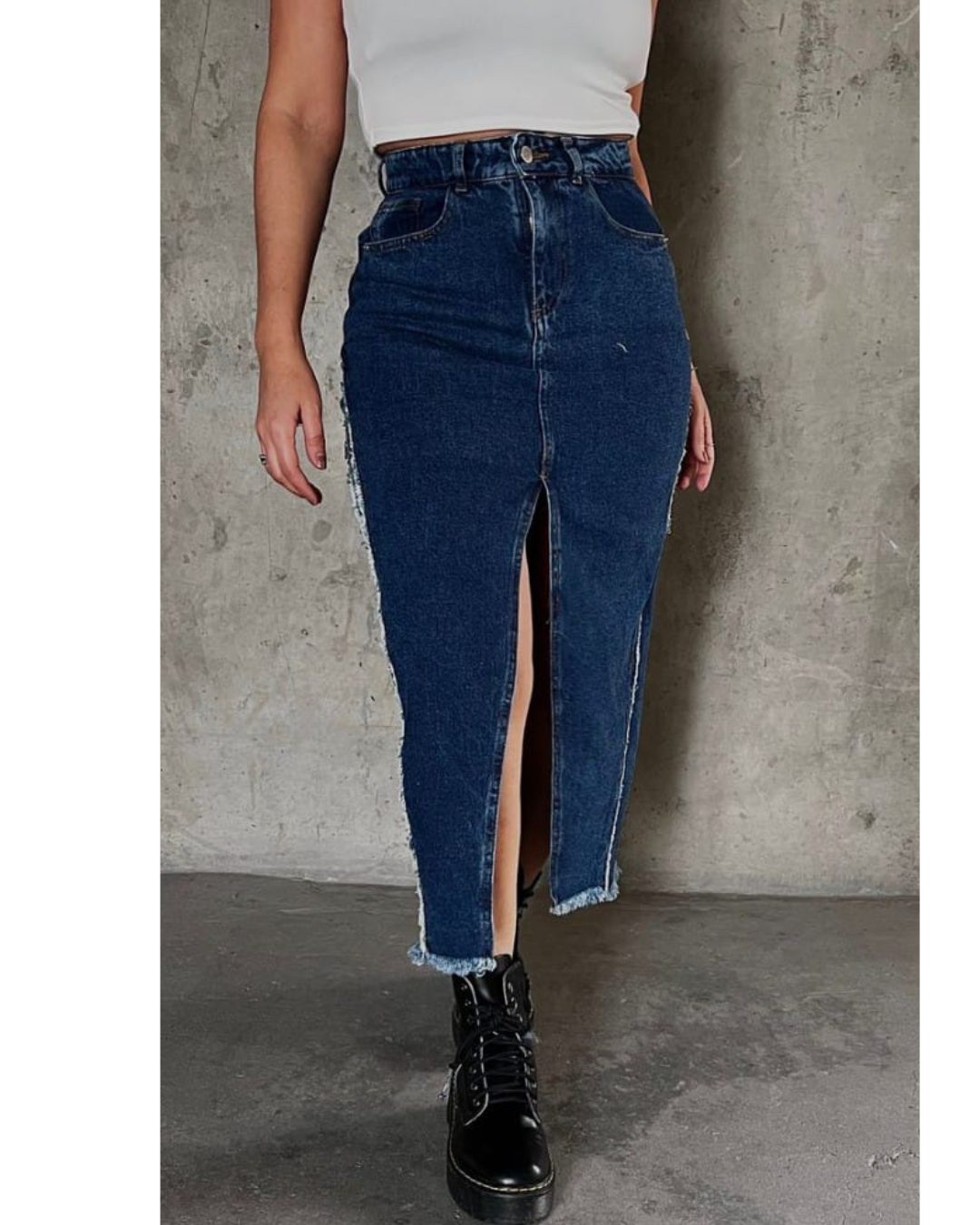 Falda maxi o larga de jeans rígido con corte tubo y abertura frontal profunda. Bajo desflecado. Disponible en azul claro y azul oscuro. Tallas 6, 8, 10. Jessi Boutique.