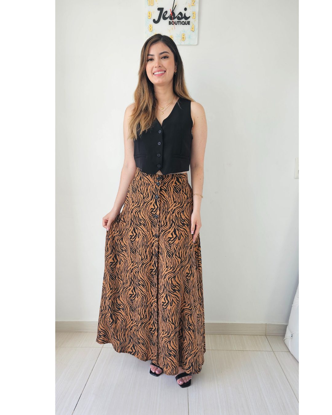 Falda maxi o larga de chalis con estampado leopardo/cebra. Tiro alto con cintura entresortada (elástica) atrás. Talla única. Jessi Boutique.