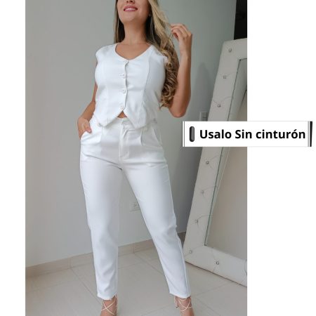 Conjunto sastre de dos piezas en color negro/beige: chaleco forrado con botones y pantalón recto con cintura entresortada atrás. Lino. Jessi Boutique.