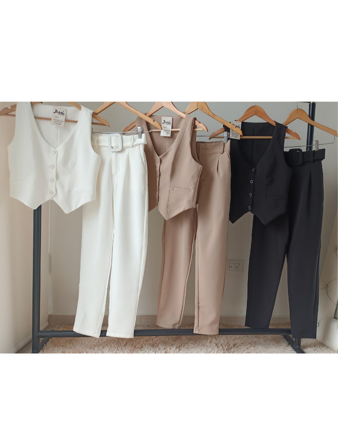 Conjunto sastre de dos piezas en color negro/beige: chaleco forrado con botones y pantalón recto con cintura entresortada atrás. Lino. Jessi Boutique.