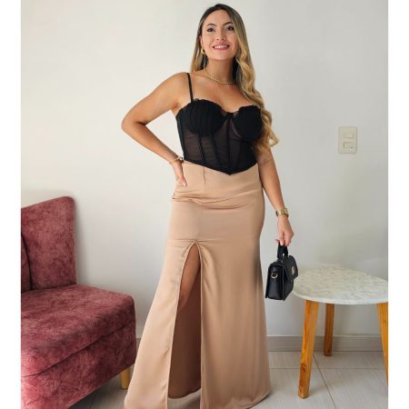 conjunto de fiesta corset bustier malla negra con copa y tirantes, y falda larga satín color camel/nude con abertura frontal. jessi boutique.