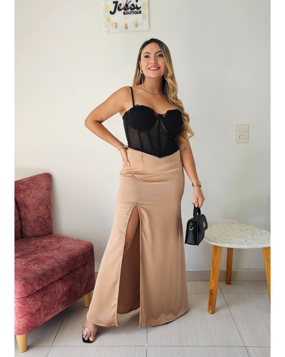 conjunto de fiesta corset bustier malla negra con copa y tirantes, y falda larga satín color camel/nude con abertura frontal. jessi boutique.