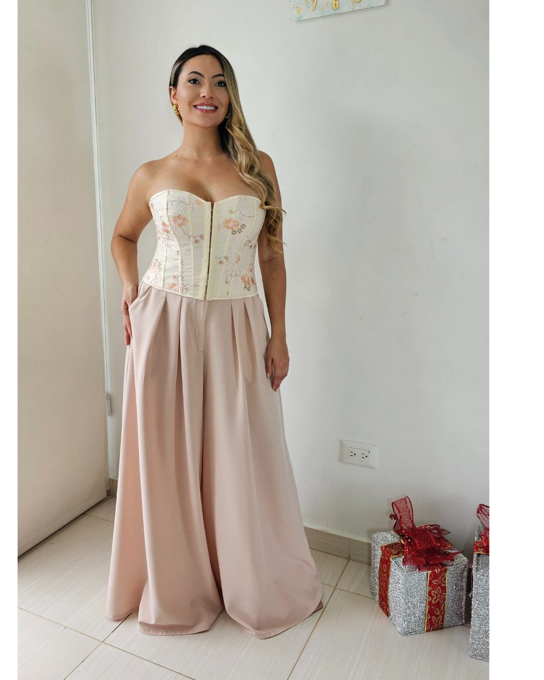 conjunto de fiesta corset bustier strapless bordado floral y pantalón palazzo tiro alto color nude. cierre ajustable en corset. jessi boutique.
