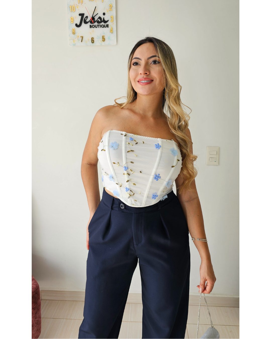 conjunto de fiesta corset bustier bordado azul y dorado con flores, y pantalón maxi tiro alto. corset con tirantes ajustables. jessi boutique.