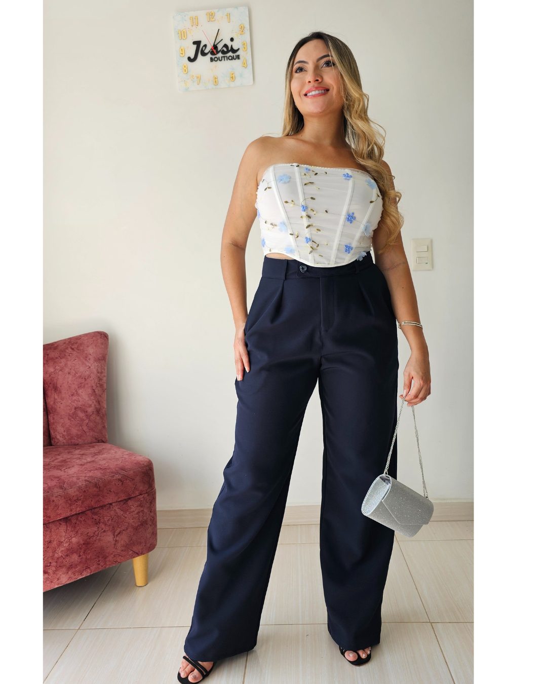 conjunto de fiesta corset bustier bordado azul y dorado con flores, y pantalón maxi tiro alto. corset con tirantes ajustables. jessi boutique.