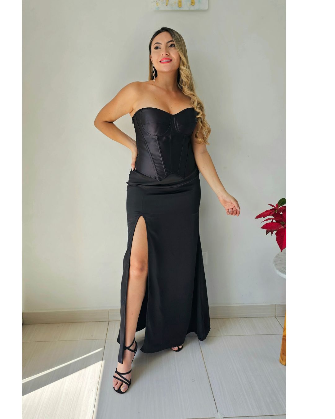 conjunto de fiesta corset bustier strapless negro de satín con varillas y ajuste con cordones. falda larga satín con abertura frontal. excelente horma. tallas s, m, l, xl. jessi boutique.