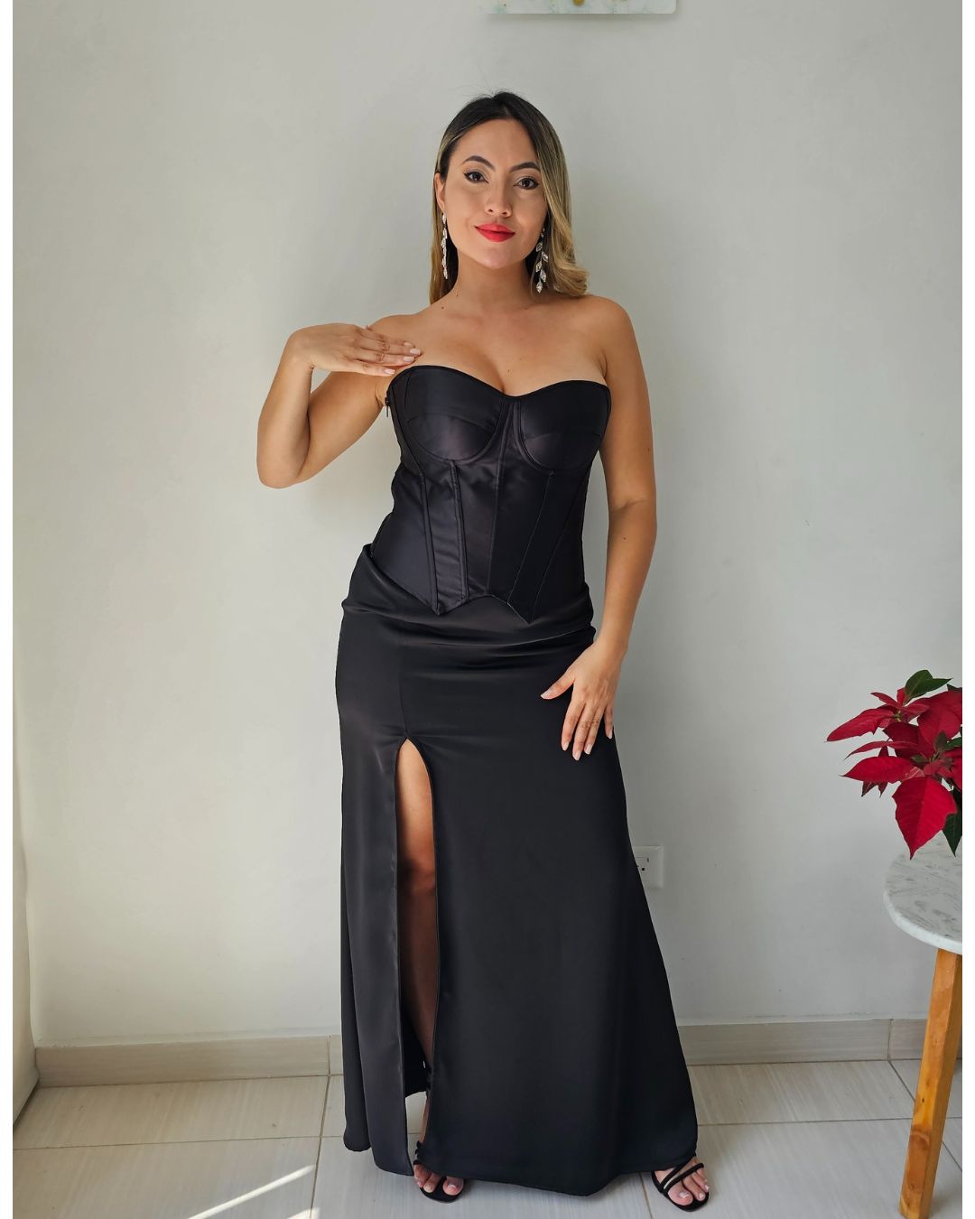 conjunto de fiesta corset bustier strapless negro de satín con varillas y ajuste con cordones. falda larga satín con abertura frontal. excelente horma. tallas s, m, l, xl. jessi boutique.