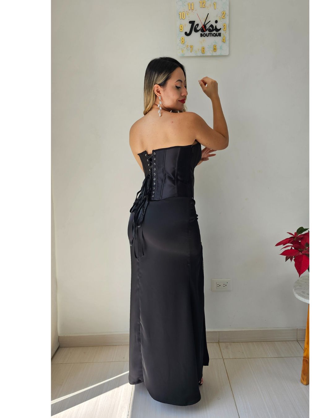 conjunto de fiesta corset bustier strapless negro de satín con varillas y ajuste con cordones. falda larga satín con abertura frontal. excelente horma. tallas s, m, l, xl. jessi boutique.