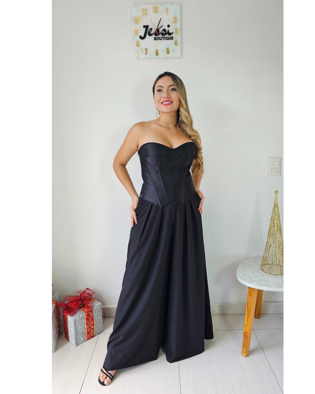 conjunto de fiesta corset bustier strapless negro de satín con varillas y ajuste con cordones, y pantalón palazzo tiro alto. ideal para gala. jessi boutique