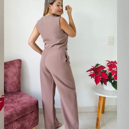 conjunto sastre de dos piezas: chaleco crop sin mangas con amarre frontal y pantalón de bota ancha. material lino noche de viena. disponible en azul oscuro y nude (beige). tallas s, m, l. jessi boutique.