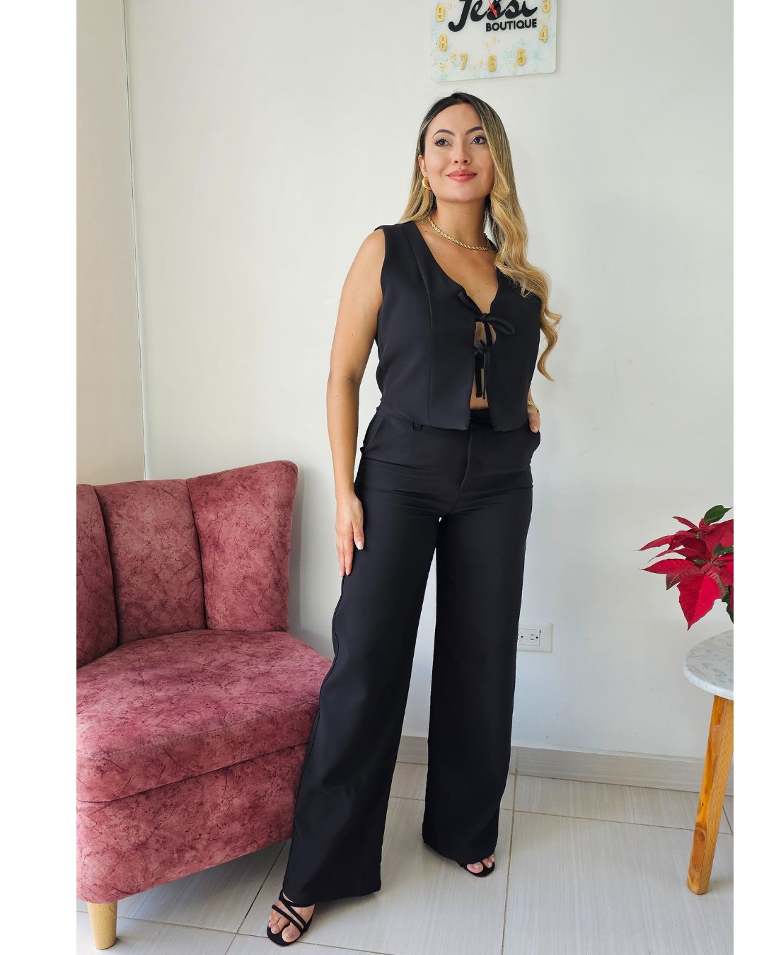 conjunto sastre de dos piezas: chaleco crop sin mangas con amarre frontal y pantalón sastre de bota recta, ajustado en cadera. material lino noche de viena. disponible en negro y azul oscuro. tallas únicas y 6 a 12. jessi boutique.