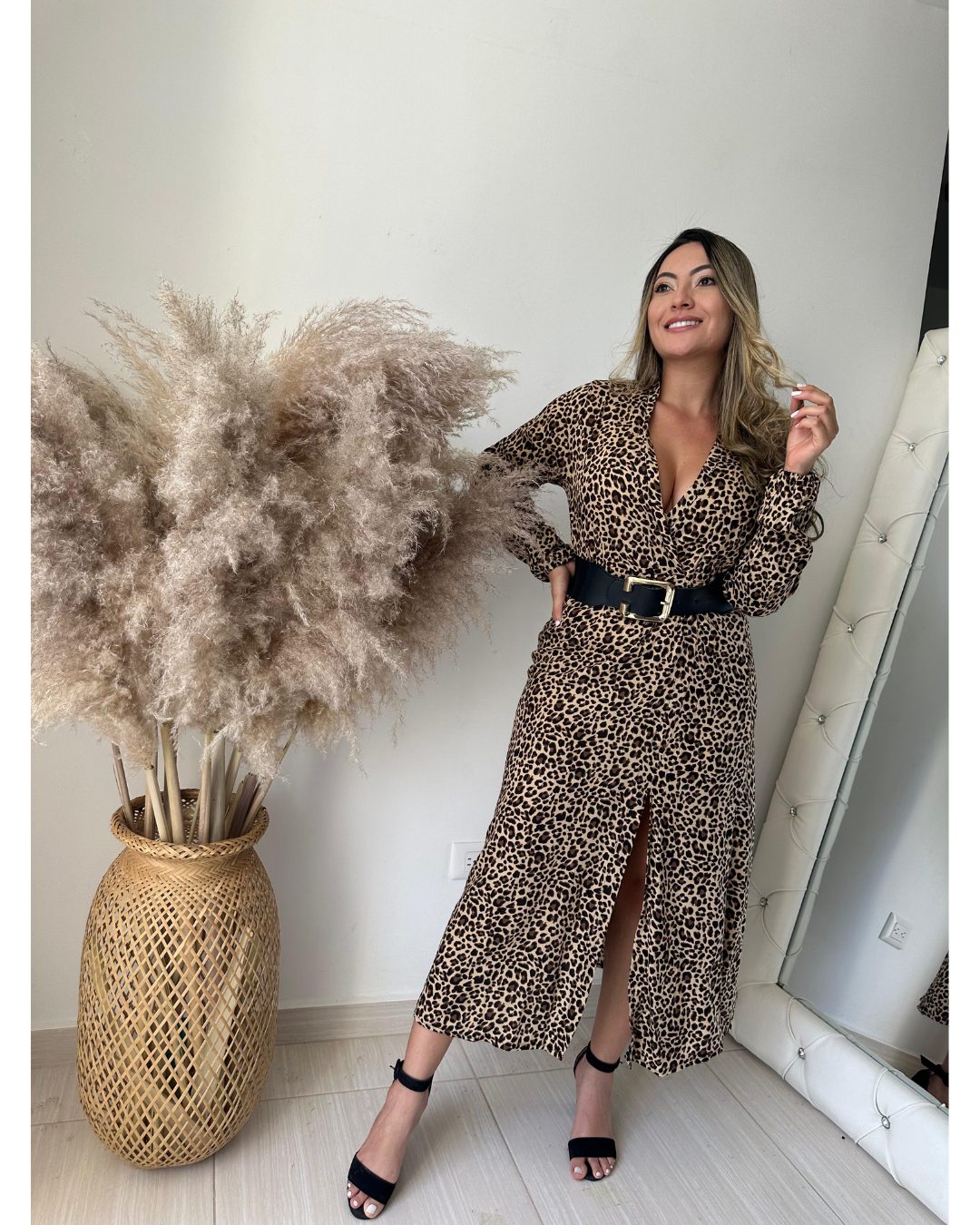 Vestido midi/largo de chalis estampado animal print con botones frontales y cintura elástica (entresortada). Talla única. Jessi Boutique.