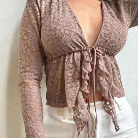 blusa top crop manga larga de blonda encaje con amarre frontal Disponible en blanco,cafe,negro,beige,amarilla, vino,mocca, azul, rosa pastel, verde. Jessi Boutique.