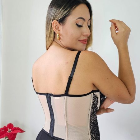 corset bustier crop de encaje con copa preformada y varillas de soporte. tirantes delgados. espalda ajustable con ganchos. disponible en negro, blanco, vino y más colores. tallas s, m, l, xl. jessi boutique.