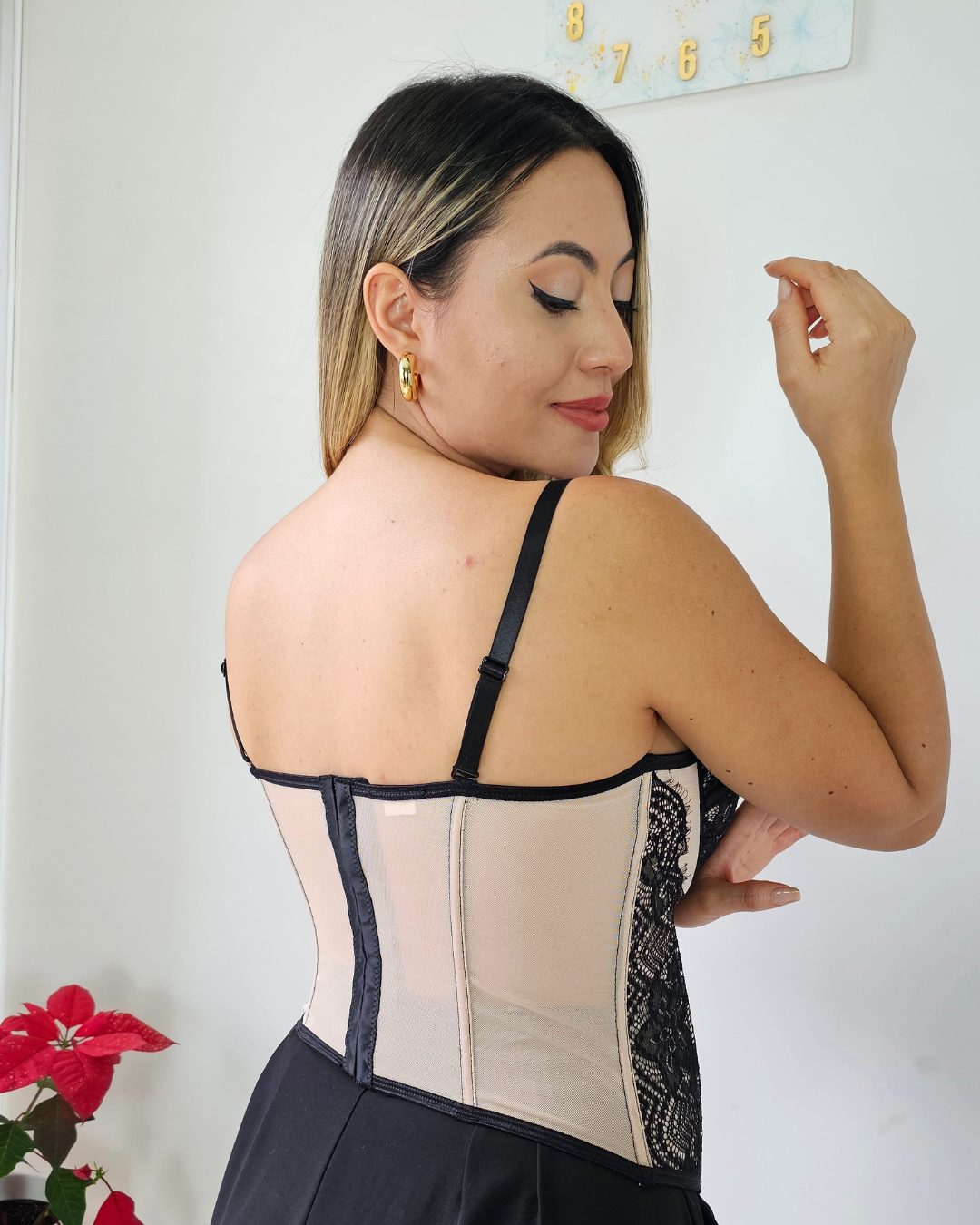 corset bustier crop de encaje con copa preformada y varillas de soporte. tirantes delgados. espalda ajustable con ganchos. disponible en negro, blanco, vino y más colores. tallas s, m, l, xl. jessi boutique.