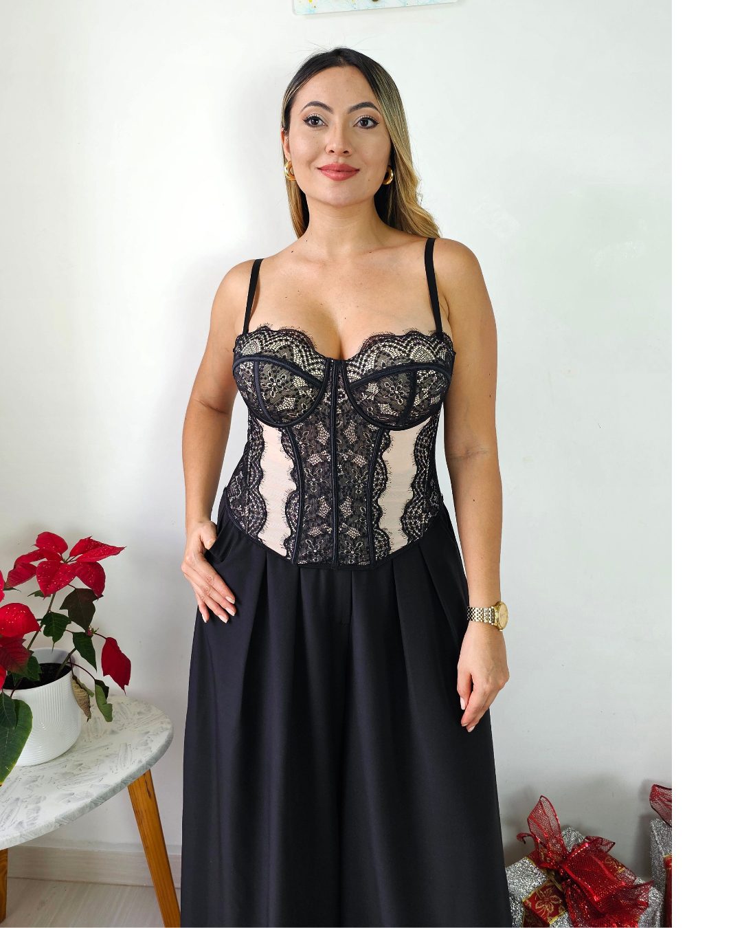 conjunto de fiesta corset bustier strapless bordado floral y pantalón palazzo tiro alto. corset ajustable con cordones. ideal para combinar con diferentes colores de pantalón. jessi boutique.